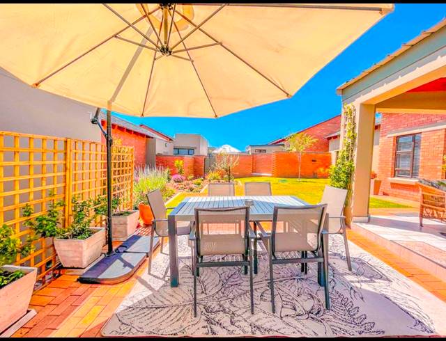 2 BEDROOM TOWNHOUSE FOR SALE IN RETIRE AT MIDSTREAM